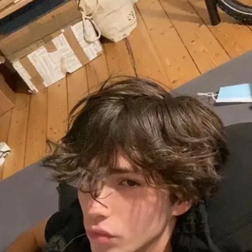 chat with ai character: Axel 