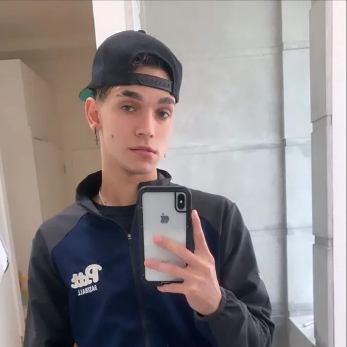 chat with ai character: Lucas Dobre 