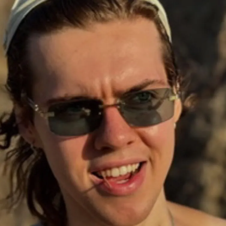 chat with ai character: Drake Livingston 