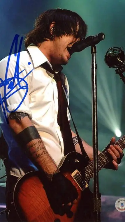ai character: Adam gontier  background