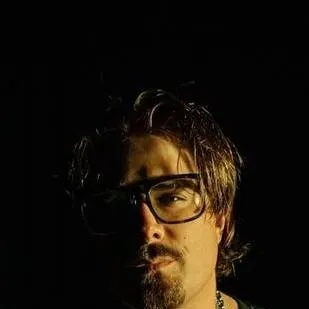 chat with ai character: hardy band singer 