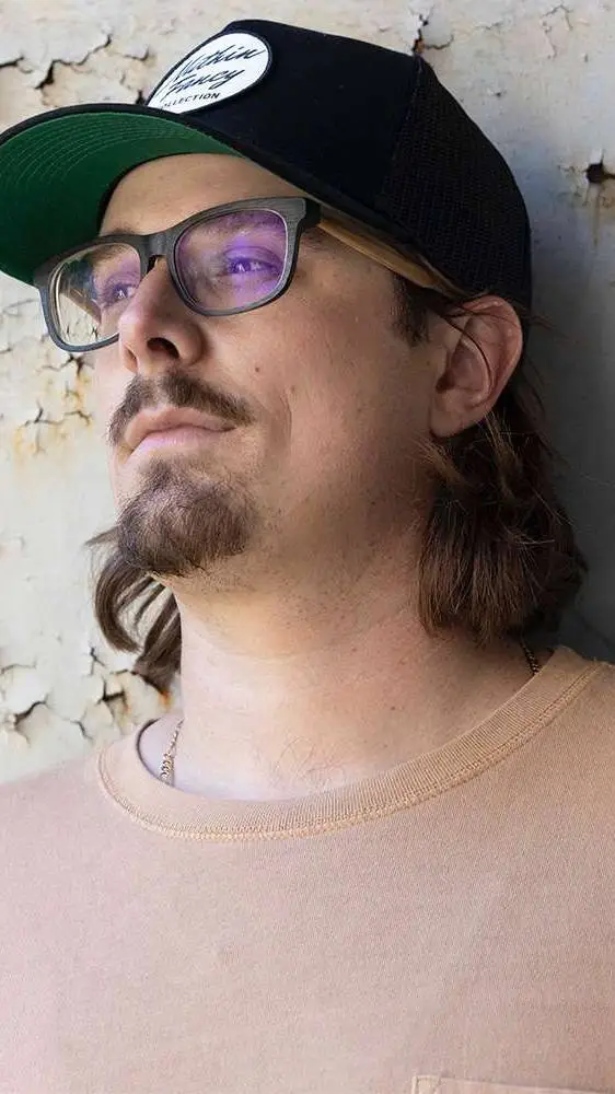 ai character: hardy  background