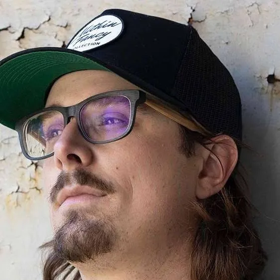 chat with ai character: hardy 