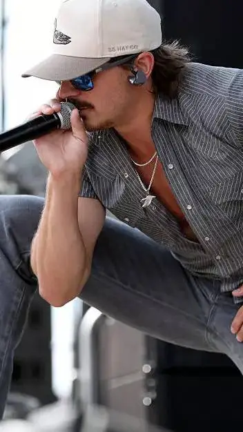 ai character: hardy  background