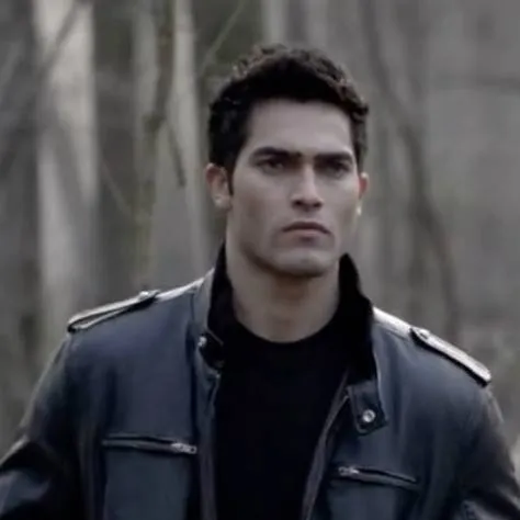 chat with ai character: Derek hale