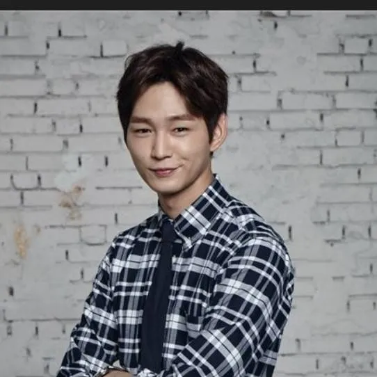 chat with ai character: lee won keun 
