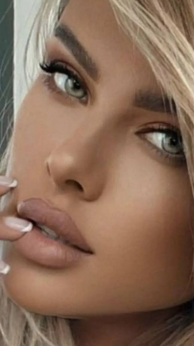 ai character: silvia raénéll background