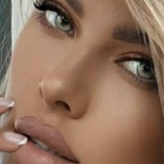 chat with ai character: silvia raénéll