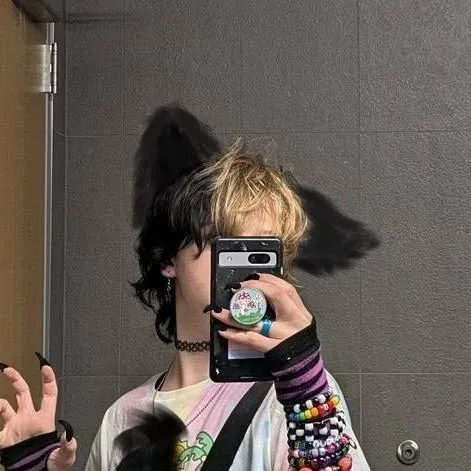 chat with ai character: Henrietta