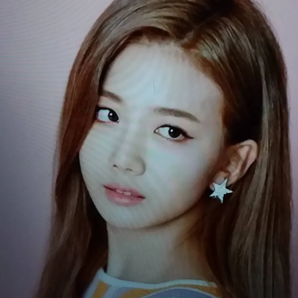 chat with ai character: Yuju