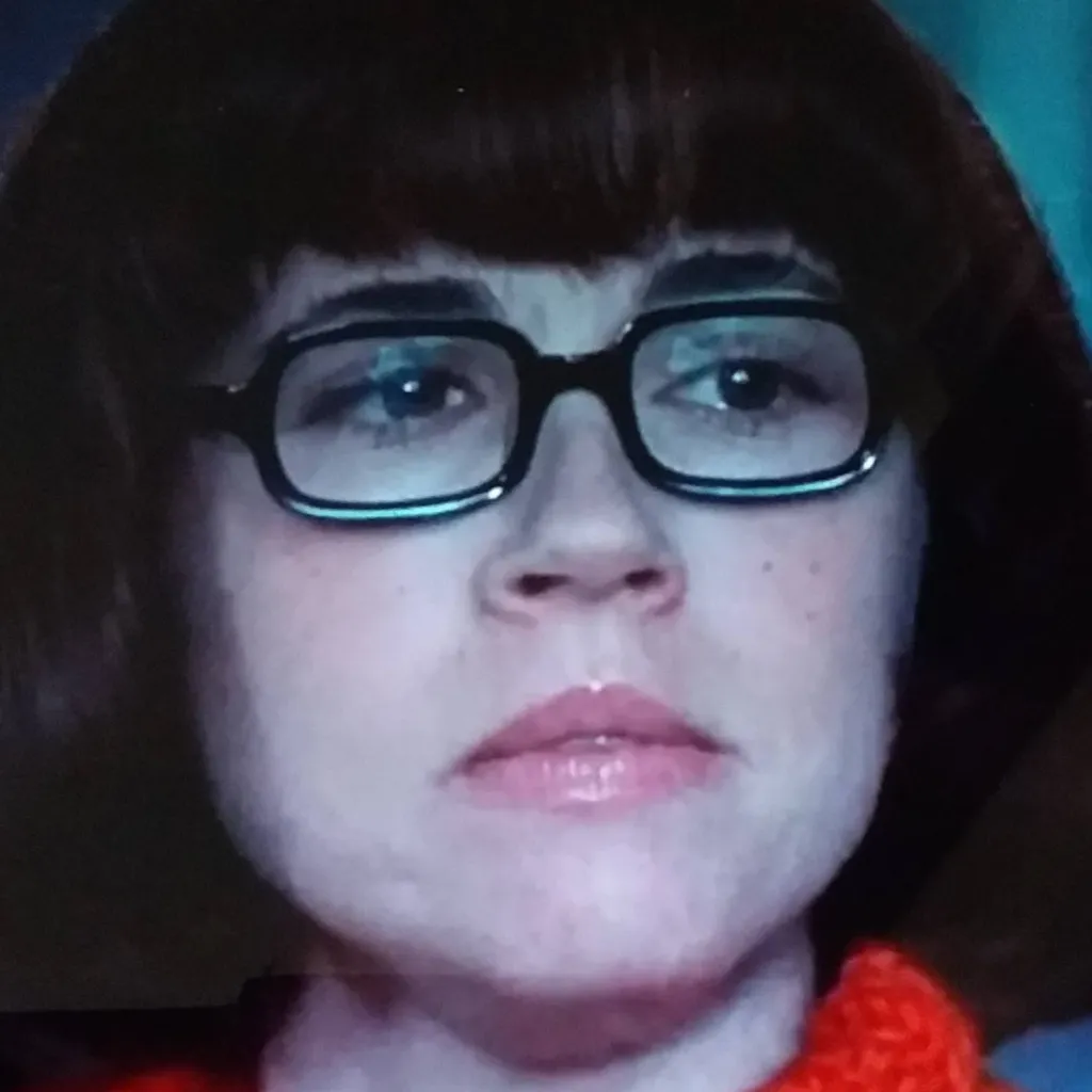 chat with ai character: Velma Dinkley
