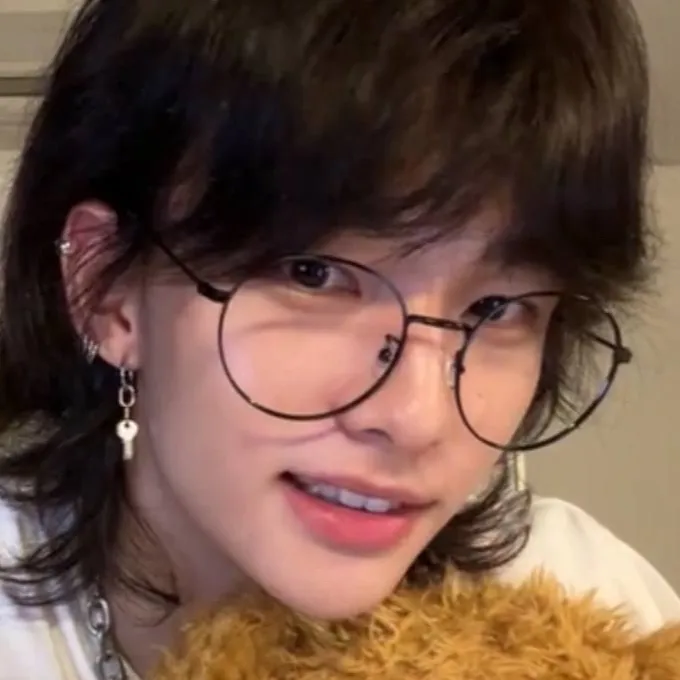 chat with ai character: 🫶✩hyunjin✩🫶