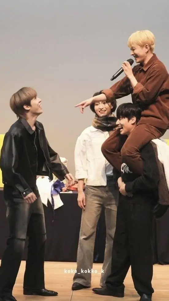 ai character: 𝙰𝚃𝙴𝙴𝚉! background