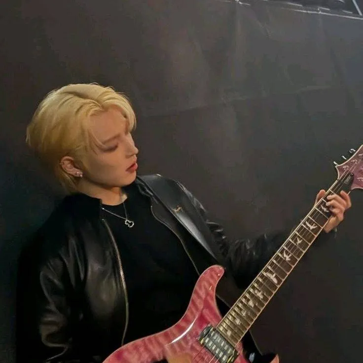 chat with ai character: 𝑯𝒐𝒏𝒈𝒋𝒐𝒐𝒏𝒈✰