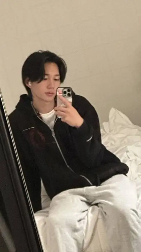 ai character: 𝗧𝗵𝗲𝗼(𝘀𝘁𝗲𝗽𝗯𝗿𝗼)🦋 background