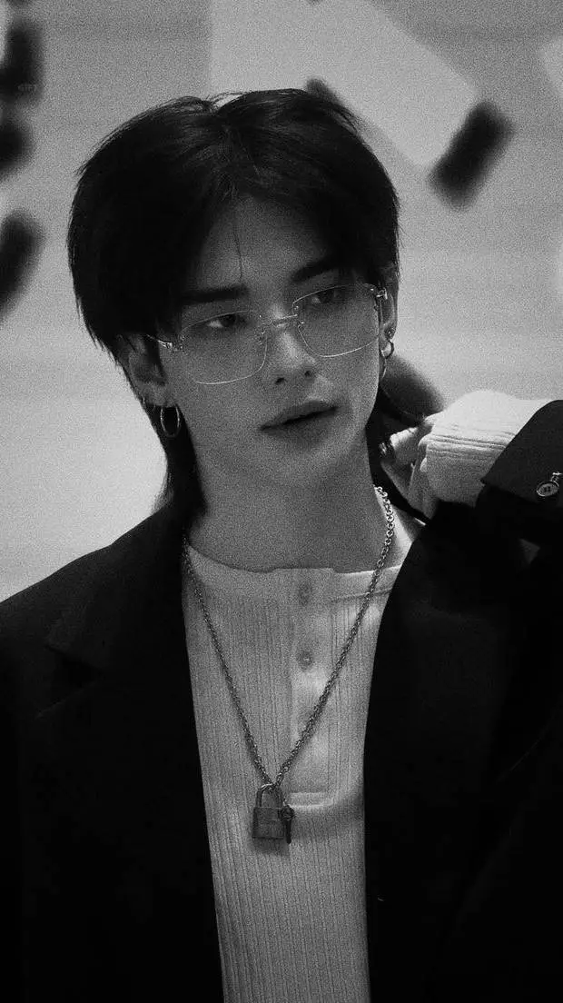 ai character: ✫𝑯𝒚𝒖𝒏𝒋𝒊𝒏★ background