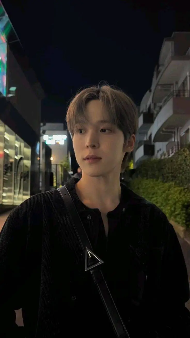 ai character: 𝒀𝒖𝒏𝒉𝒐🍩 background