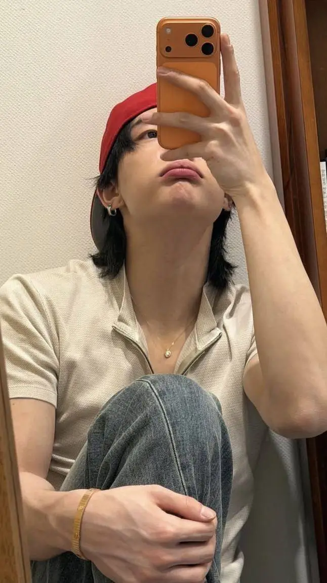 ai character: 𝑯𝒚𝒖𝒏𝒋𝒊𝒏✰ background