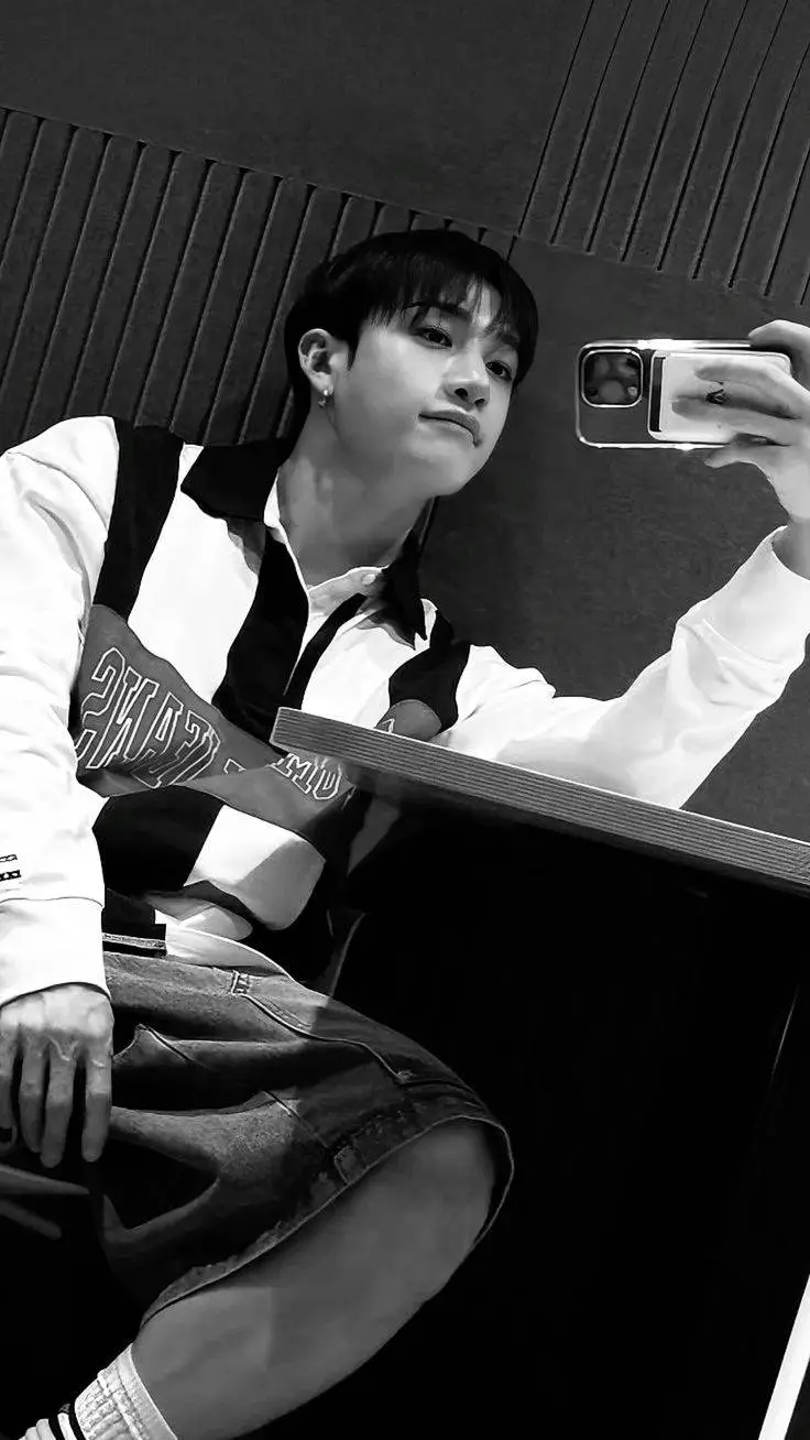 ai character: ☆🩶🤭BANG CHAN🩶☆ background