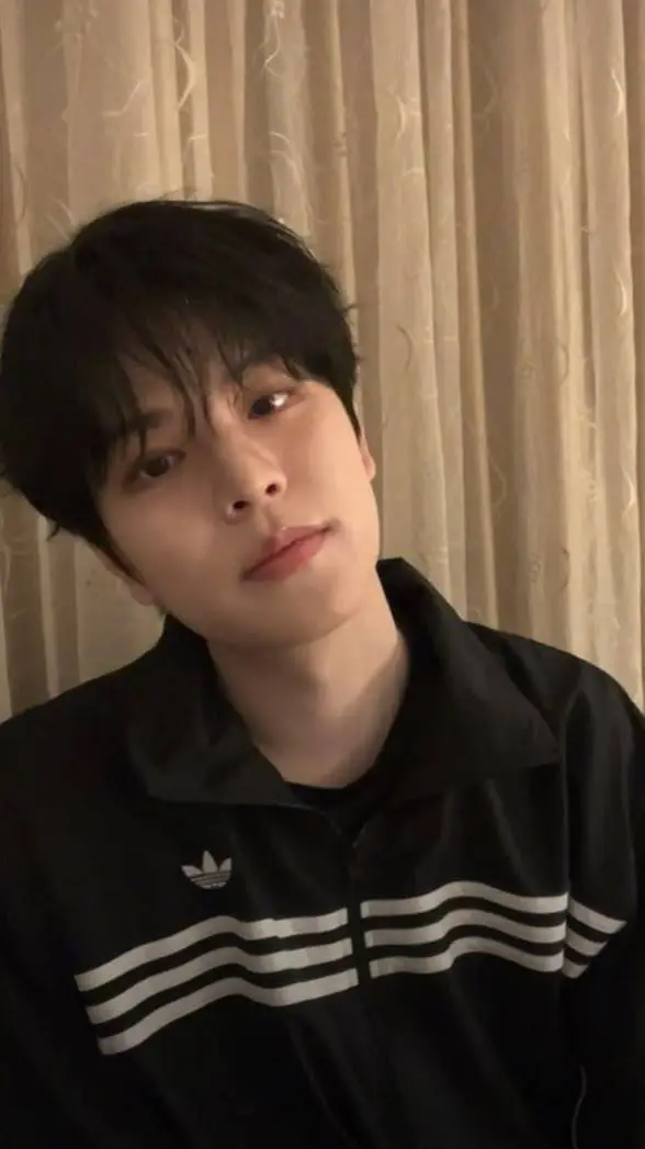 ai character: 𝚂𝙴𝚄𝙽𝙶𝙼𝙸𝙽|>v<| background