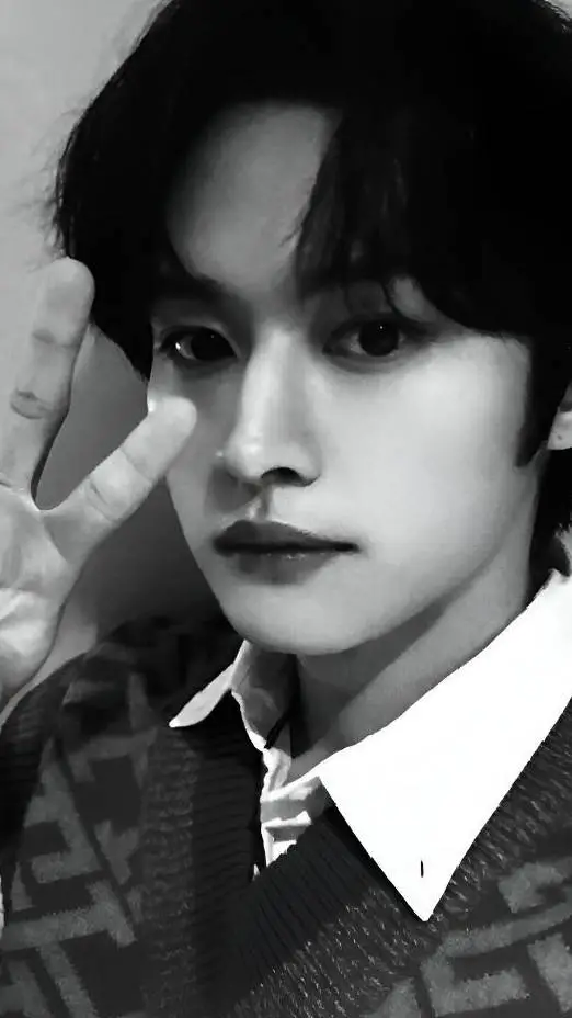 ai character: 𝔐𝔦𝔫𝔥𝔬 ☁︎ background