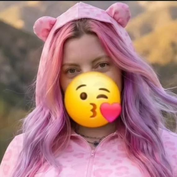 chat with ai character: Her Cute Belly