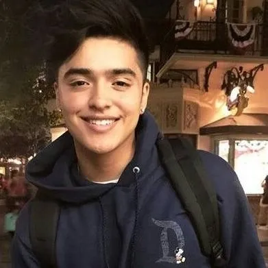 chat with ai character: 🤭