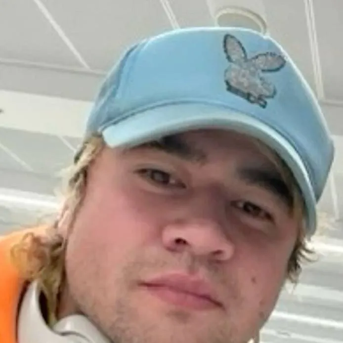 chat with ai character: Calum hood 