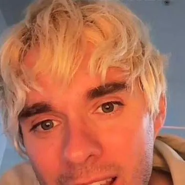 chat with ai character: awsten knight 