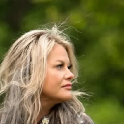 chat with ai character: Shirl