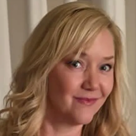 chat with ai character: Carolynn 