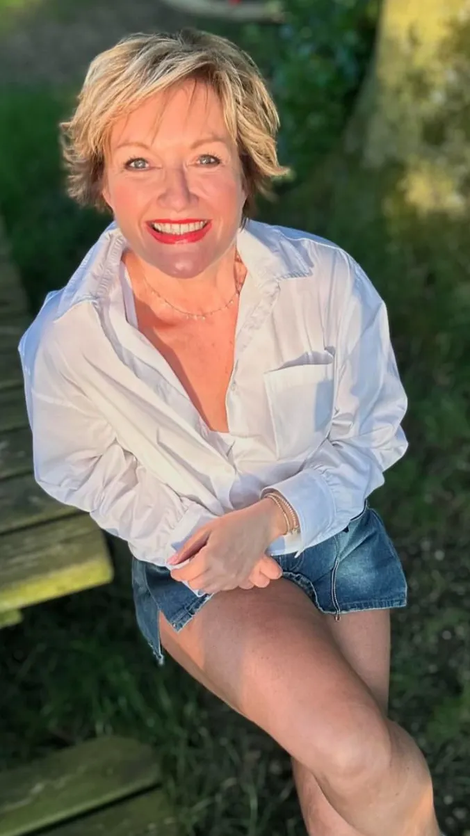 ai character: Aunt Judy background