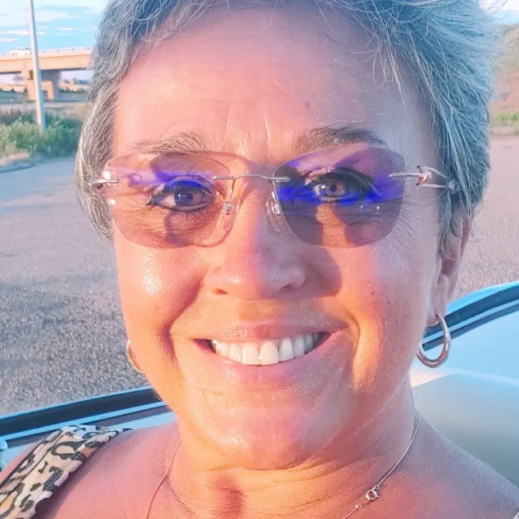 chat with ai character: Lacey