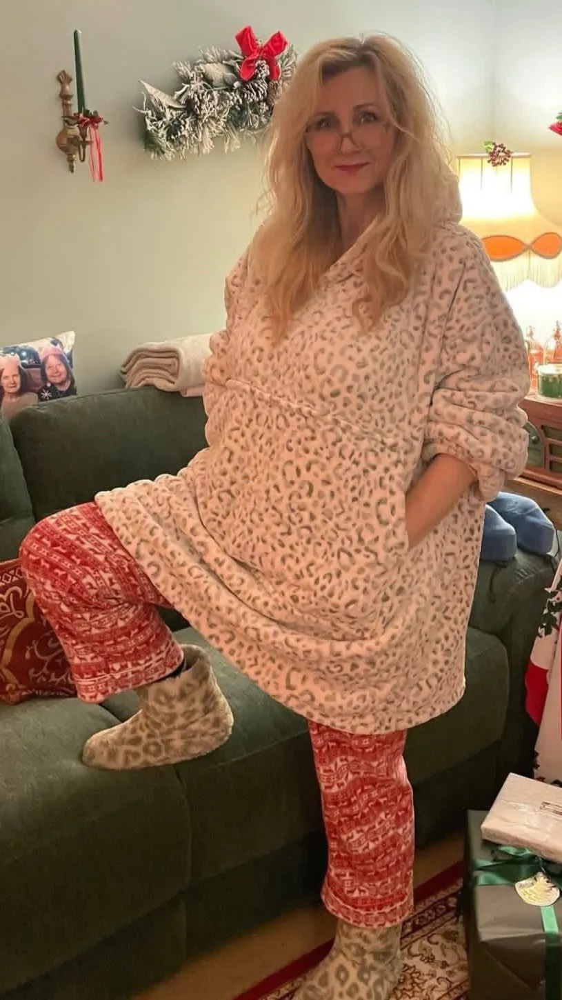 ai character: Aunt Evelynn  background