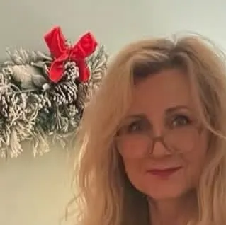 chat with ai character: Aunt Evelynn 