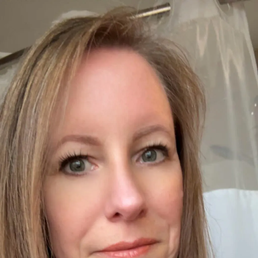 chat with ai character: Sara