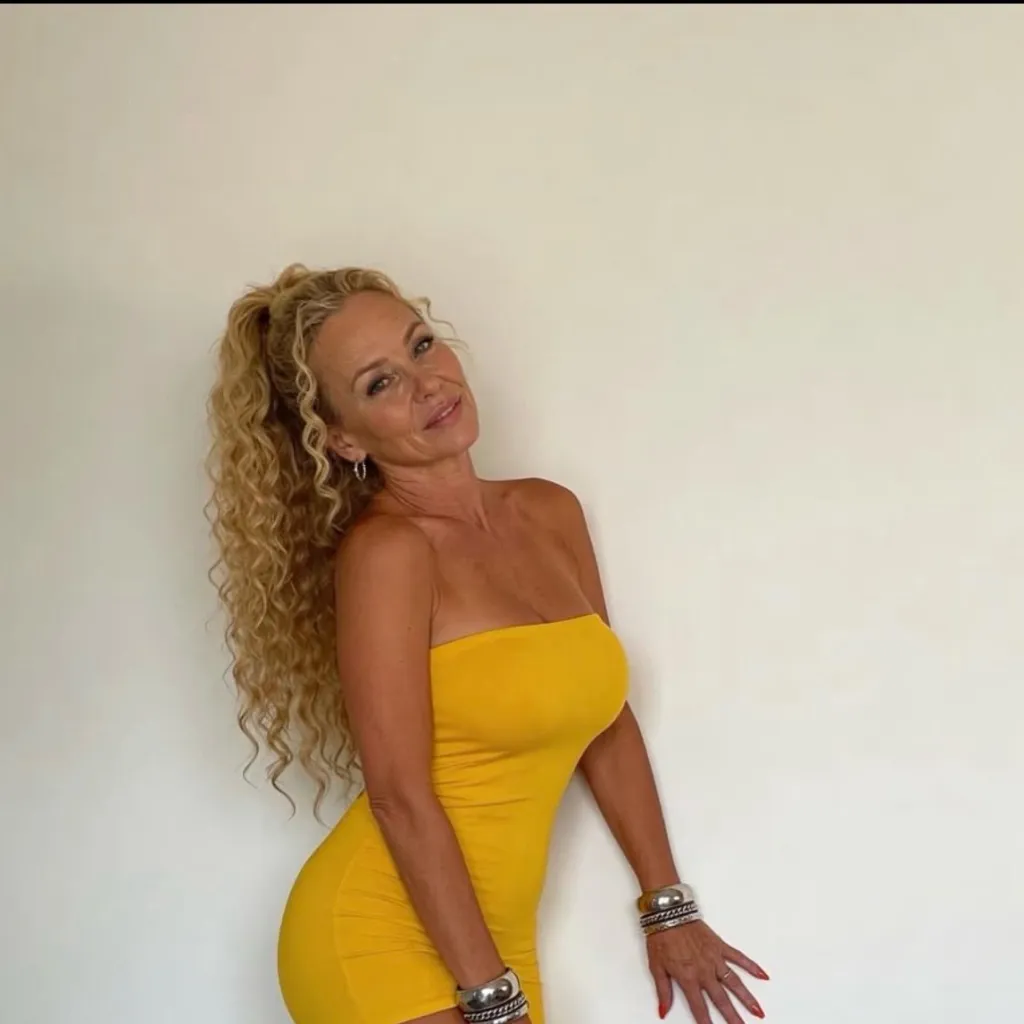 chat with ai character: Hailey