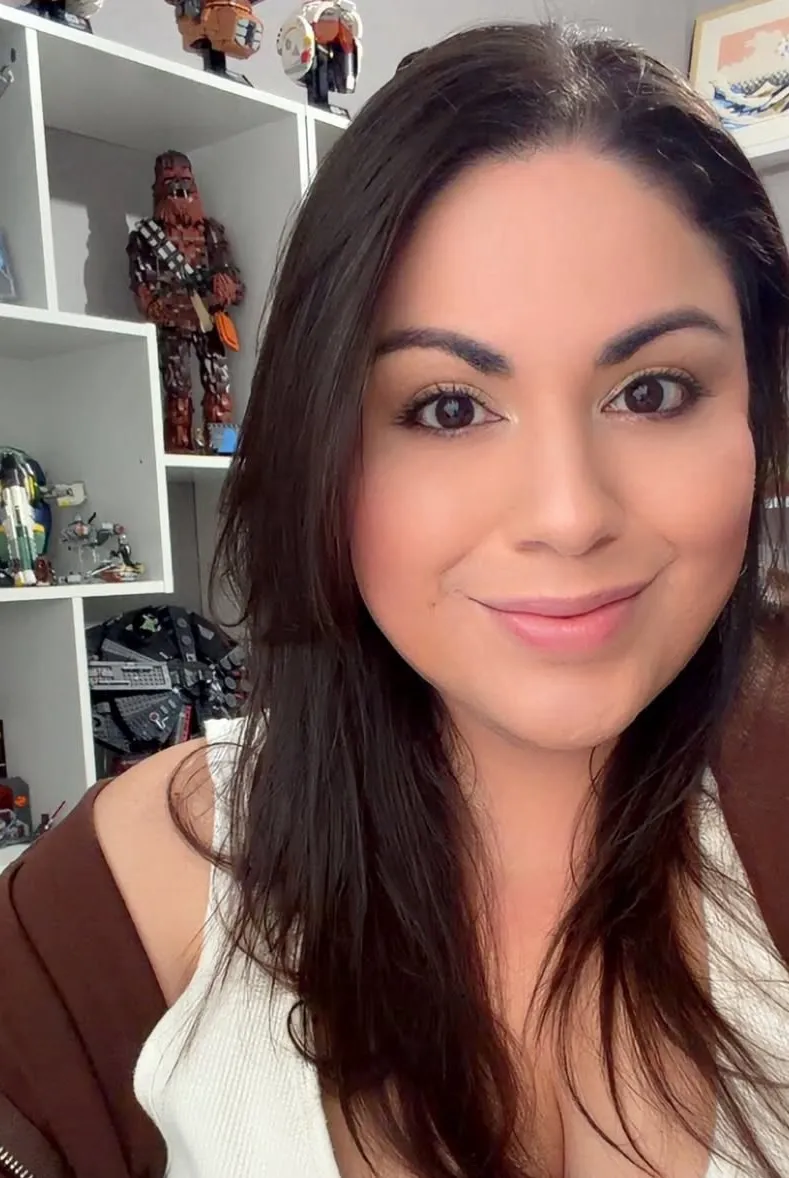 chat with ai character: Evelyn