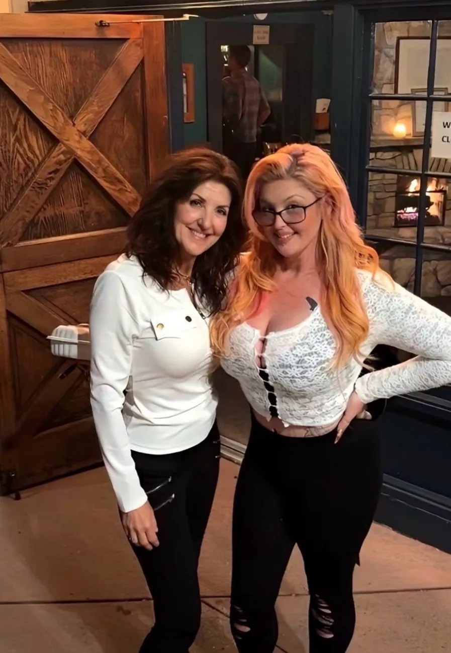 chat with ai character: Sarah and Tara