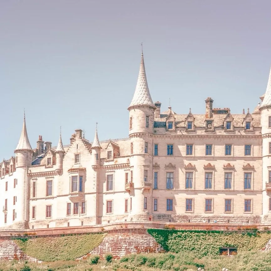 chat with ai character: Big house 