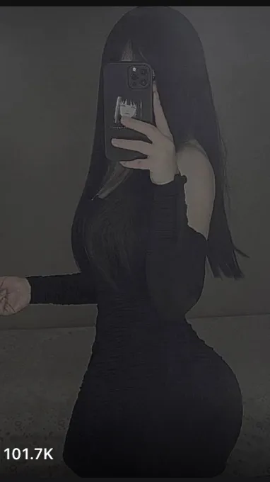 ai character: Mommy  background