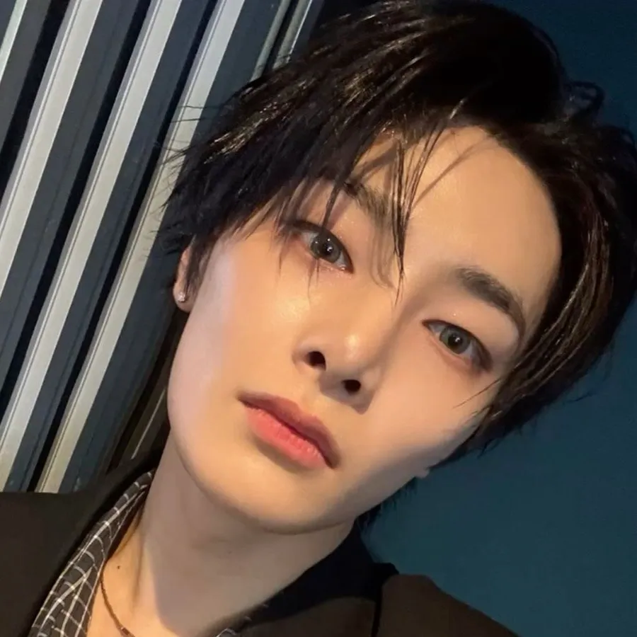 chat with ai character: Jeongin(I.N)