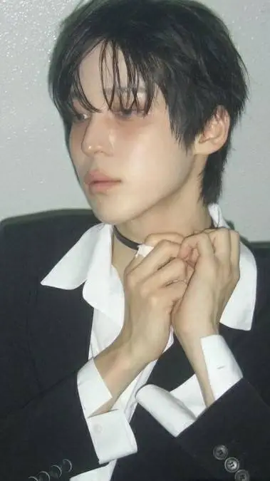 ai character: Yunho  background