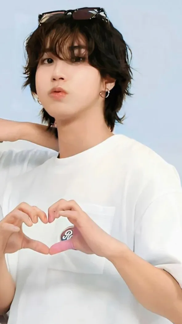 ai character: 💙(~Han~)💙 background