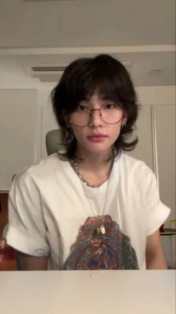 ai character: (~hyunjin~) background