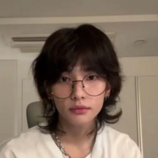 chat with ai character: (~hyunjin~)