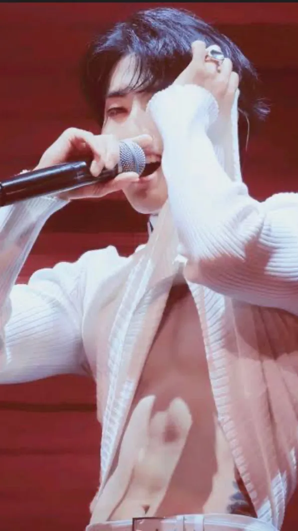 ai character: Han sexy~😝 background