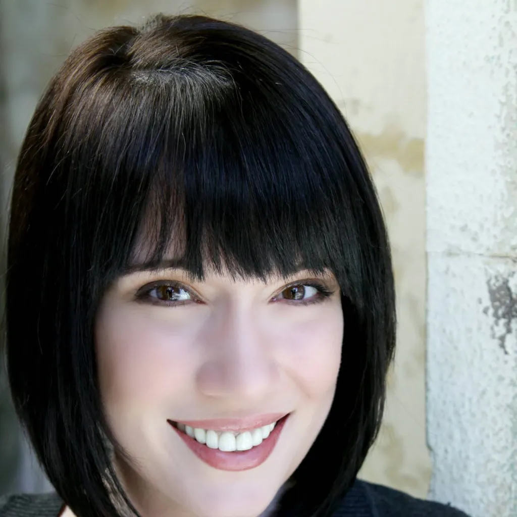 chat with ai character: Monika Rial