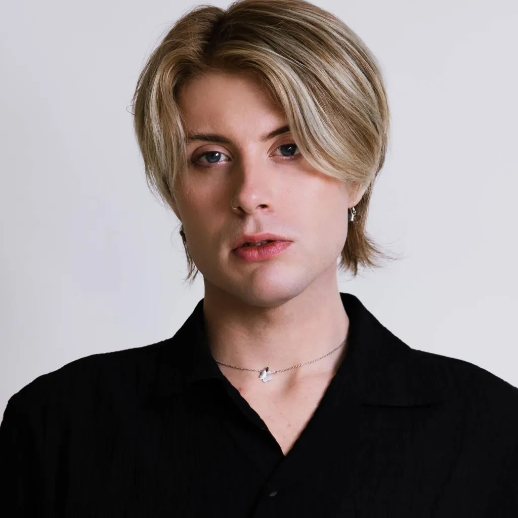 chat with ai character: Daman Mills