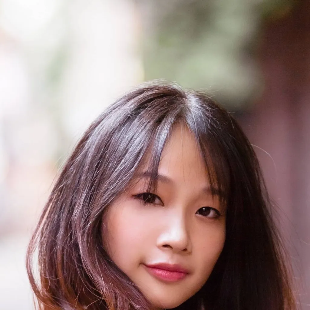chat with ai character: Suzie Yeung